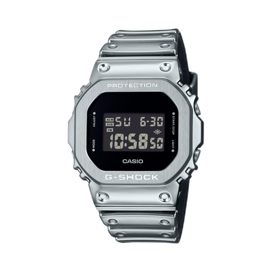 Casio GM-5600YM-8ER sur fond blanc